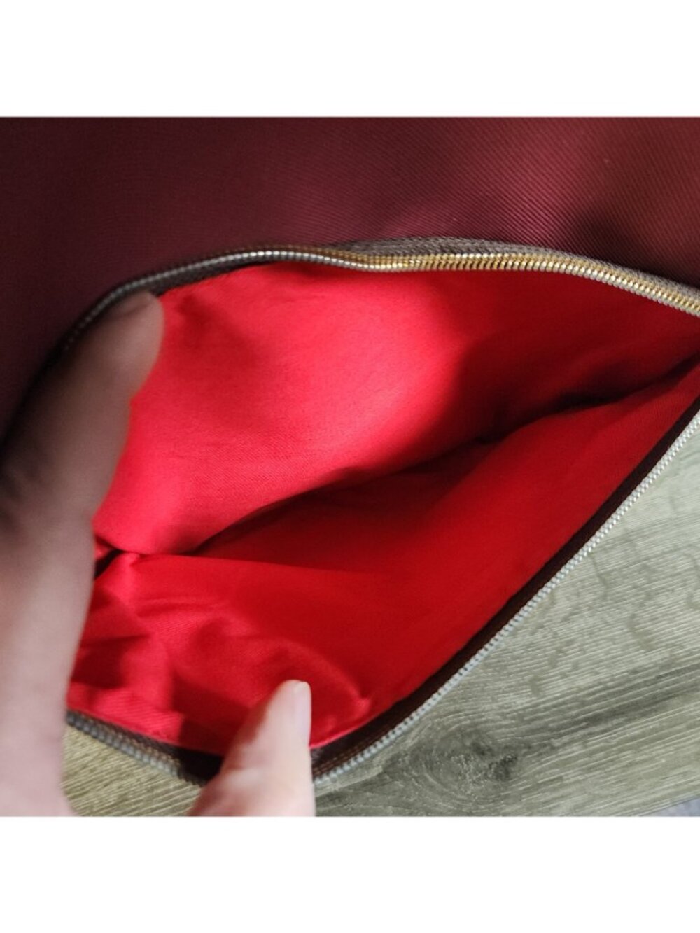 Dooney & Bourke Bordeaux Nylon Cross Body Red Interior Leather Strap & Trim NWOT - Picture 6 of 11